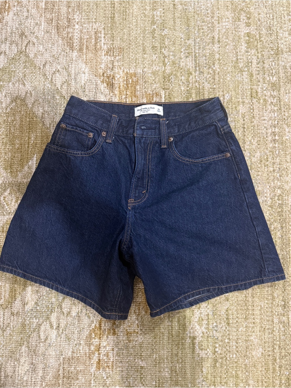 Abercrombie & Fitch - The Loose Short - High Rise - Size 25